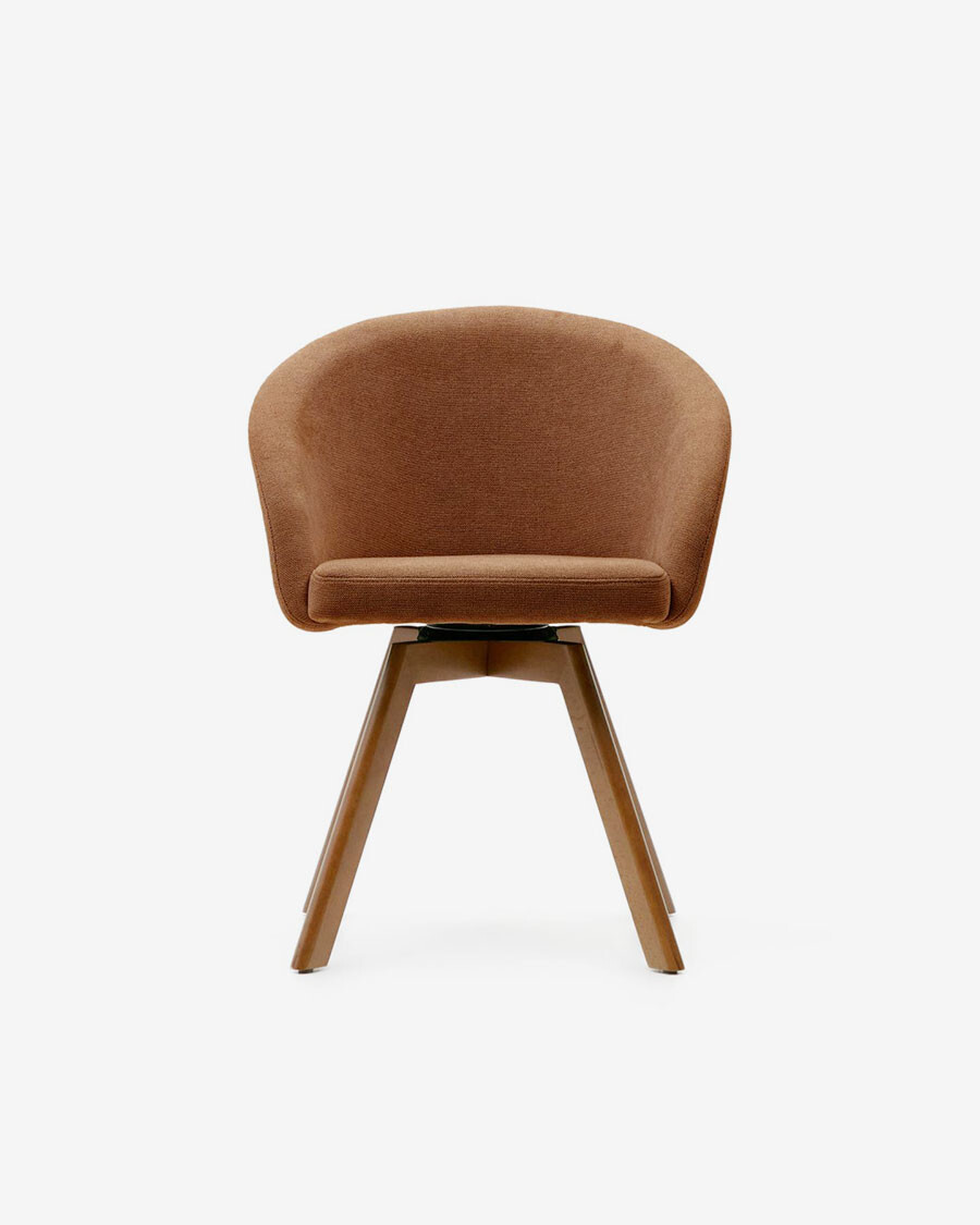Silla giratoria Marvin chenilla marrón y patas de madera maciza de haya acabado nogal