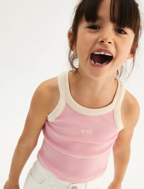 MUSCULOSA INFANTIL CON BORDADO ROSADO