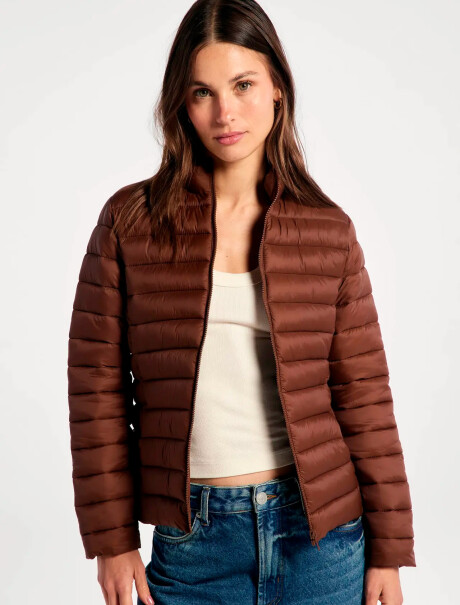 CAMPERA PUFFER CON BOLSILLOS MARRÓN
