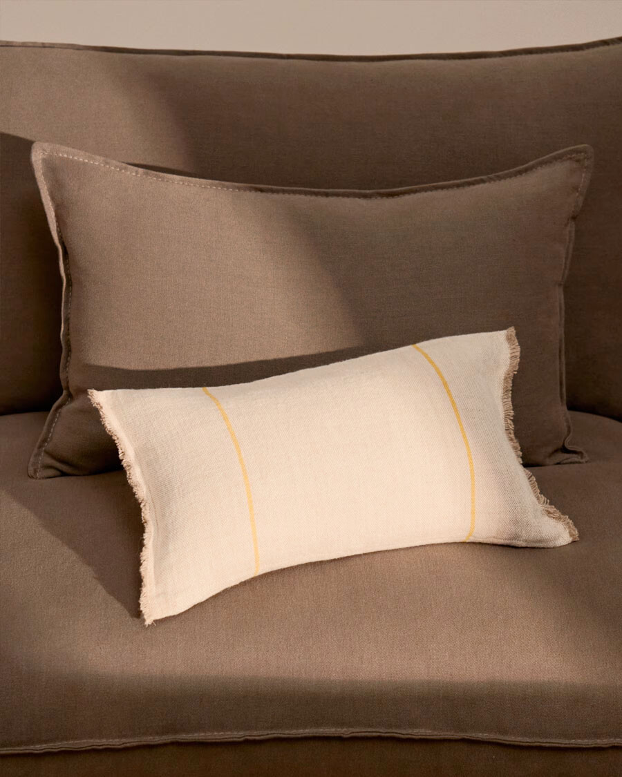 Almohadón Lidore de lino beige con rayas a contraste amarillo 30 x 50 cm Almohadón Lidore de lino beige con rayas a contraste amarillo 30 x 50 cm