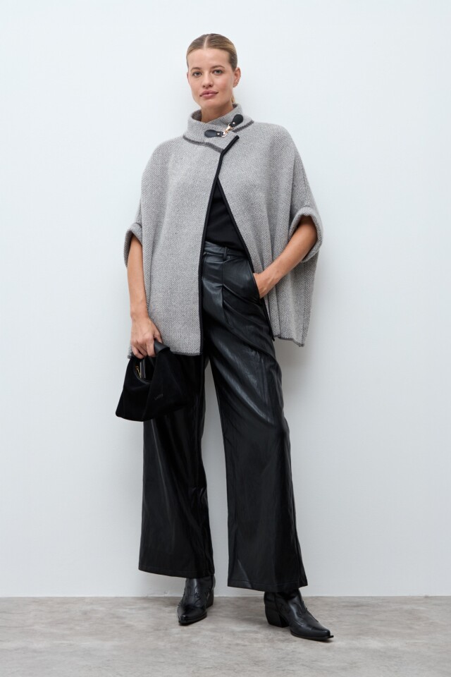 Capa con hebilla gris