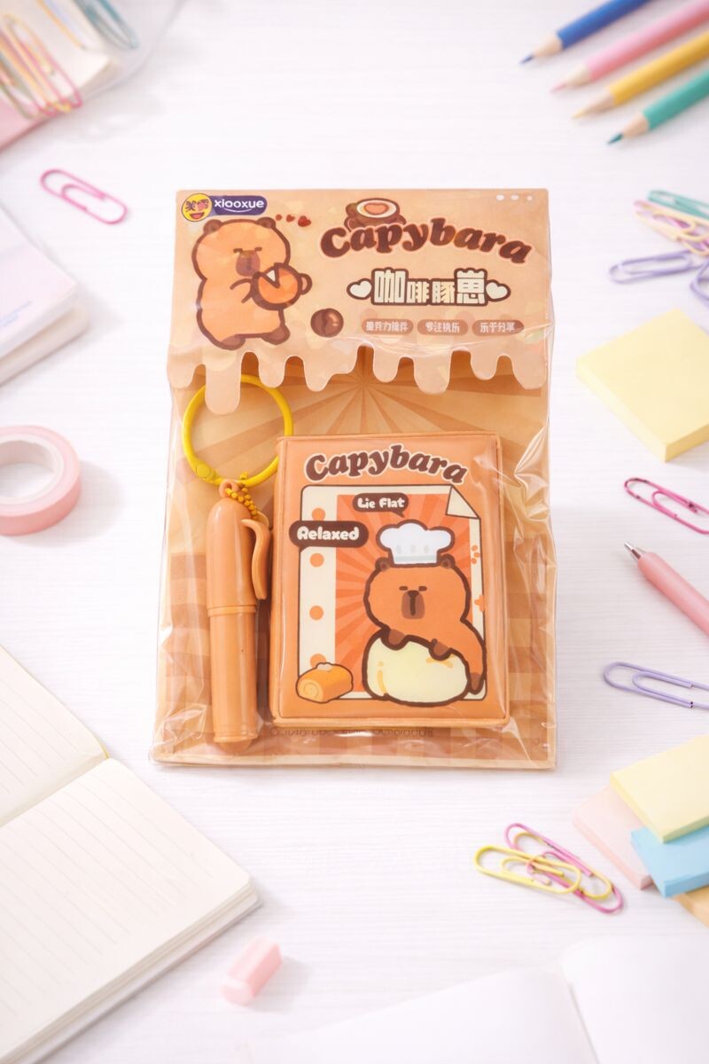 Llavero mini noteboock + lapicera - capibara 