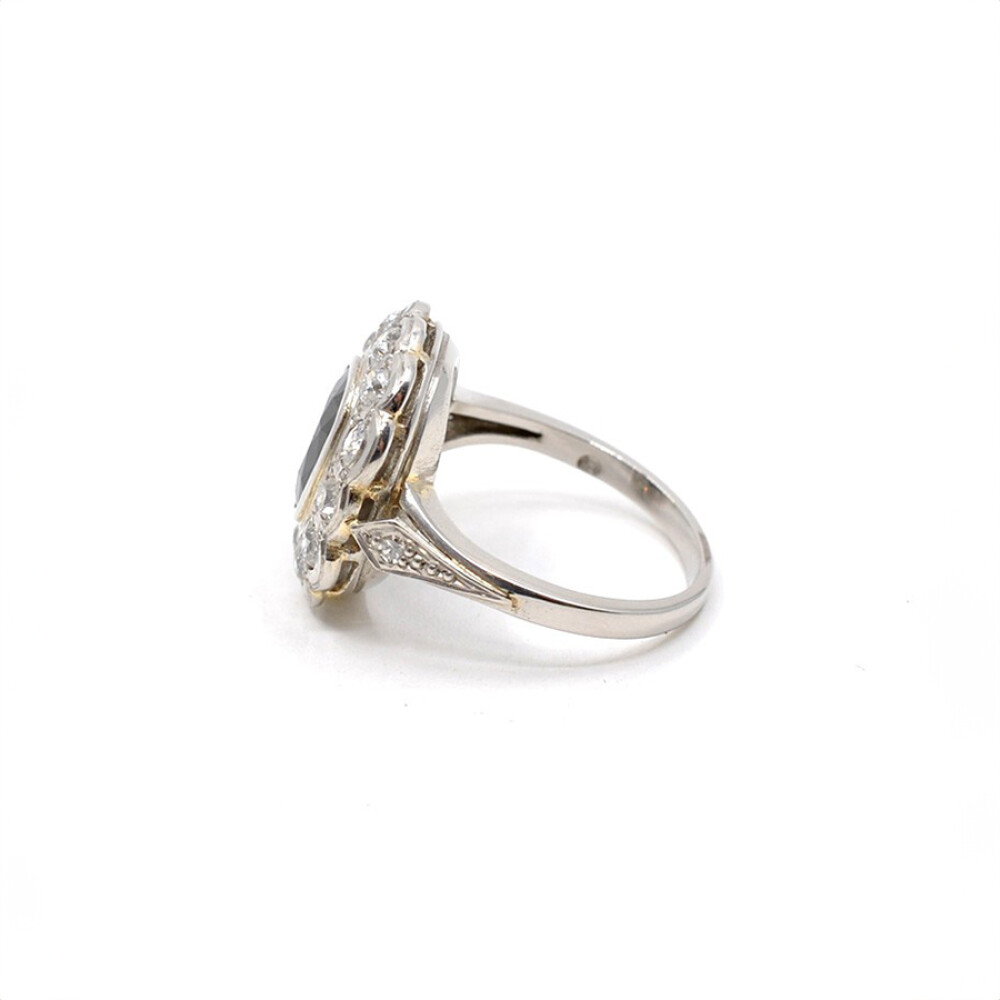 Anillo En Platino Con Brillantes Y Zafiro Central. Anillo En Platino Con Brillantes Y Zafiro Central.