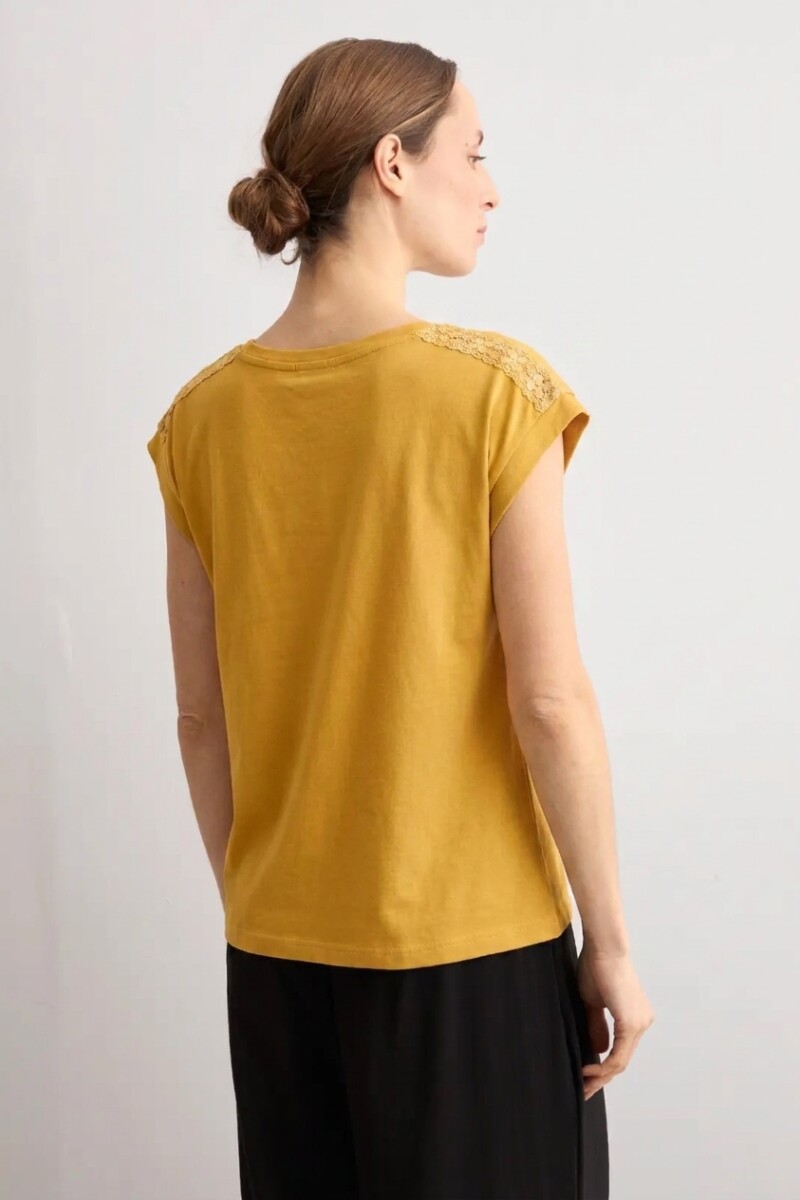 Remera puntilla de broderie maiz