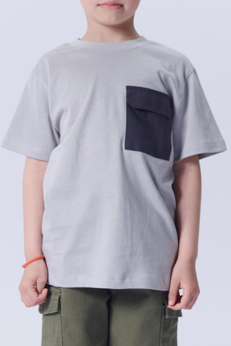 Remera con bolsillo contraste Gris