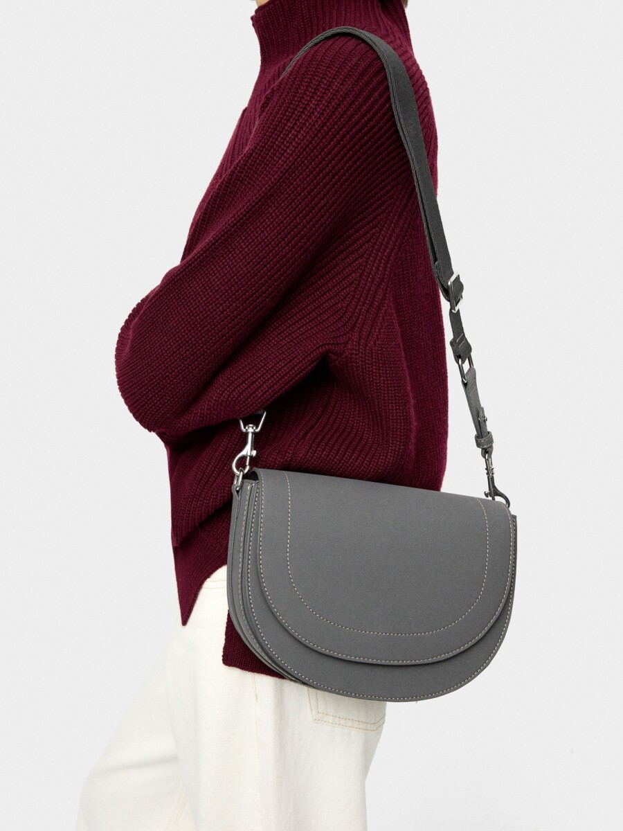Bolso Bandolera Ovalado Con Solapa gris
