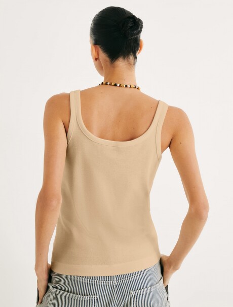 MUSCULOSA CUELLO EN U BEIGE