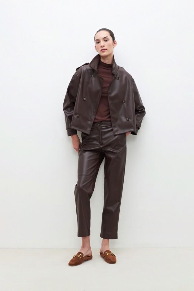 Trench corto eco cuero chocolate