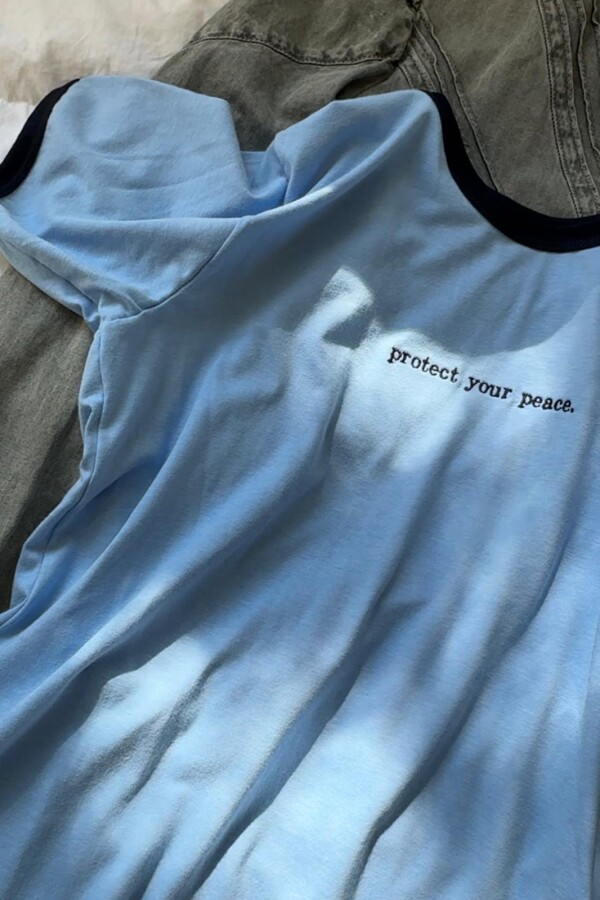 Remera Retro Frase Celeste