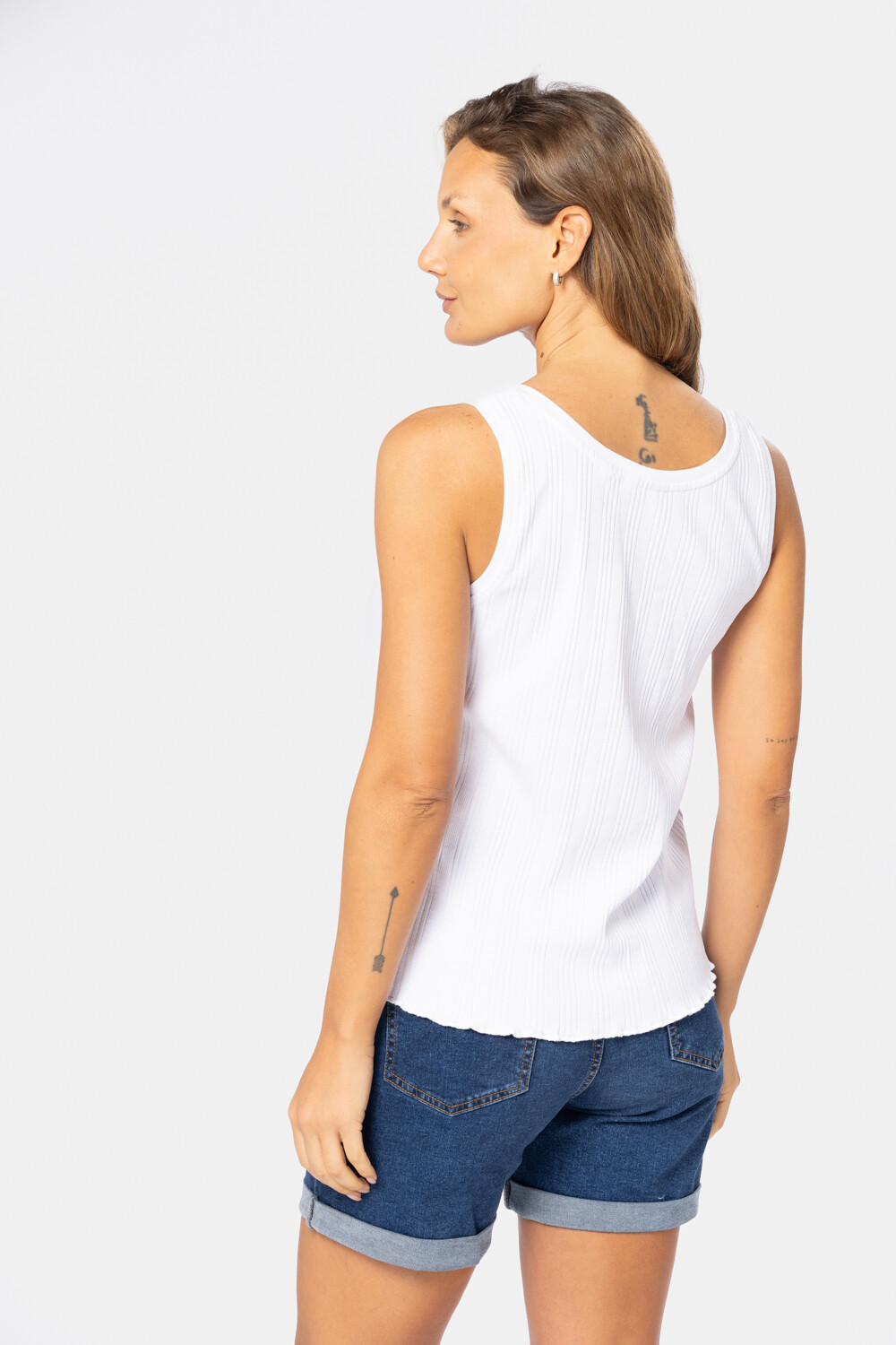 MUSCULOSA RIB CON BOTONES Blanco