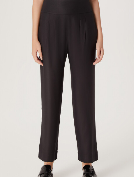 PANTALÓN MODELO CARROT NEGRO