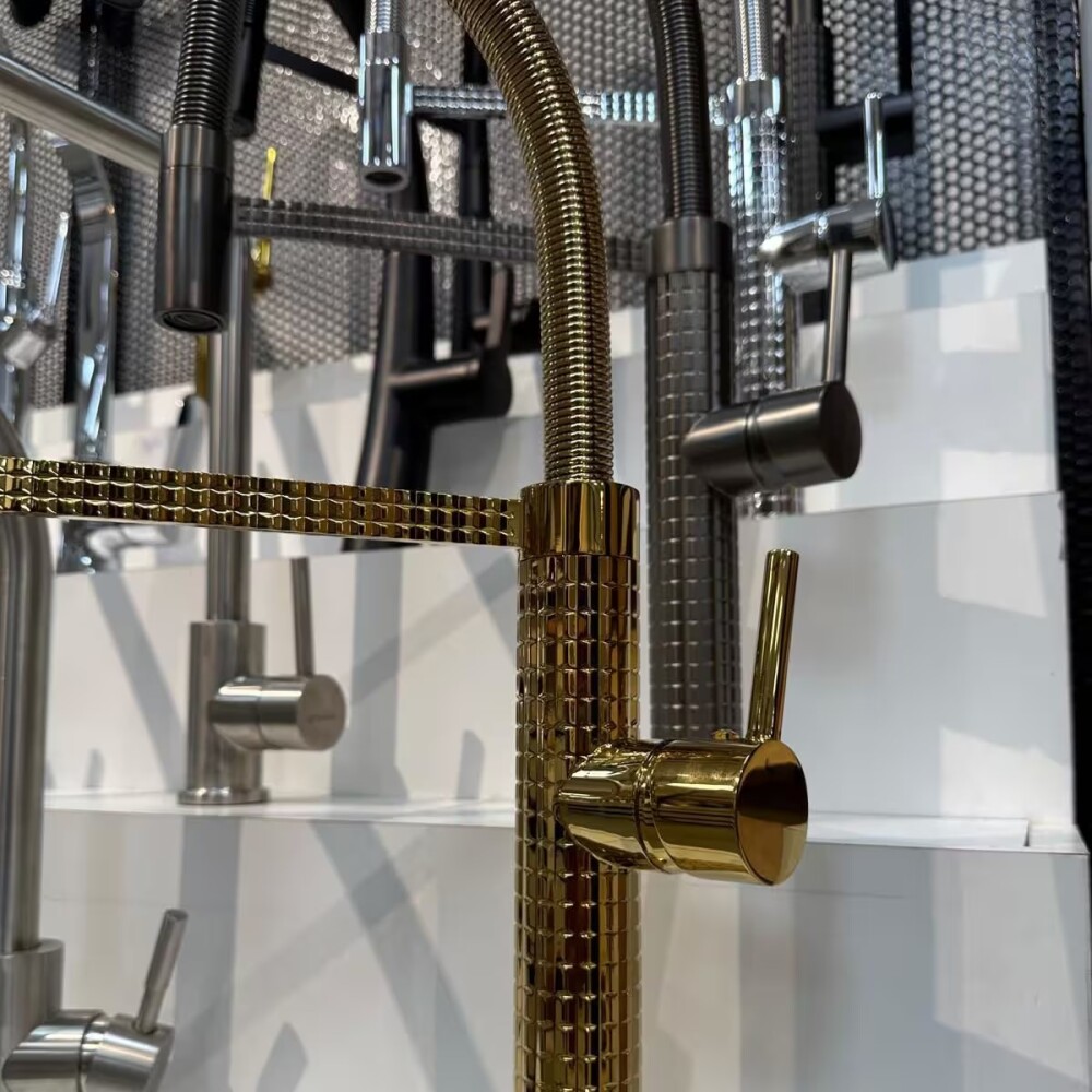 Grifería de cocina Monocomando de mesada Chef Pico móvil Gold Grifería De Cocina Monocomando De Mesada Chef Pico Móvil Gold