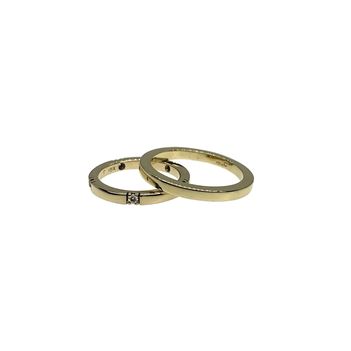 Par de alianzas de oro amarillo 18k - una con brillantes 