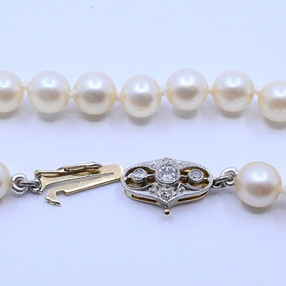Collar de perlas de cultivo y broche oro 18k 2 tonos y brillantes. Collar de perlas de cultivo y broche oro 18k 2 tonos y brillantes.