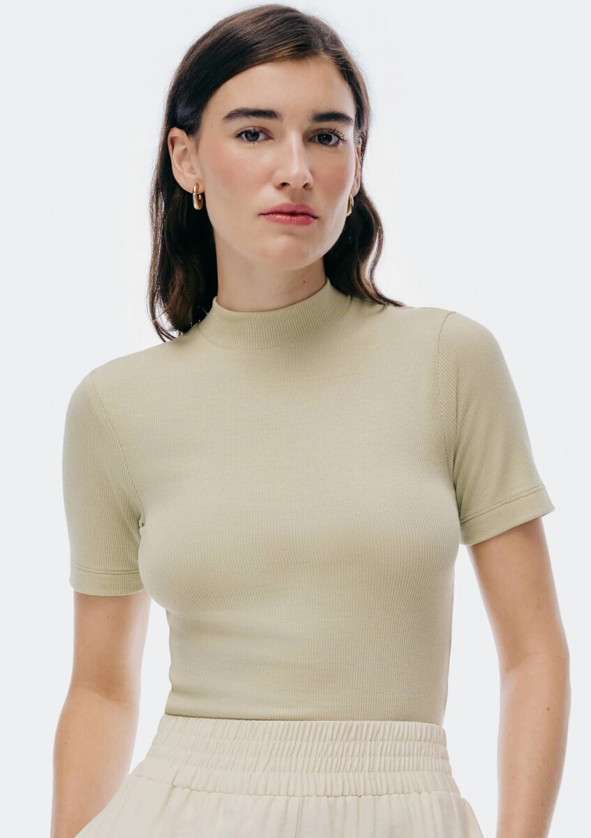CAMISETA BÁSICA DE CUELLO ALTO - VERDE 