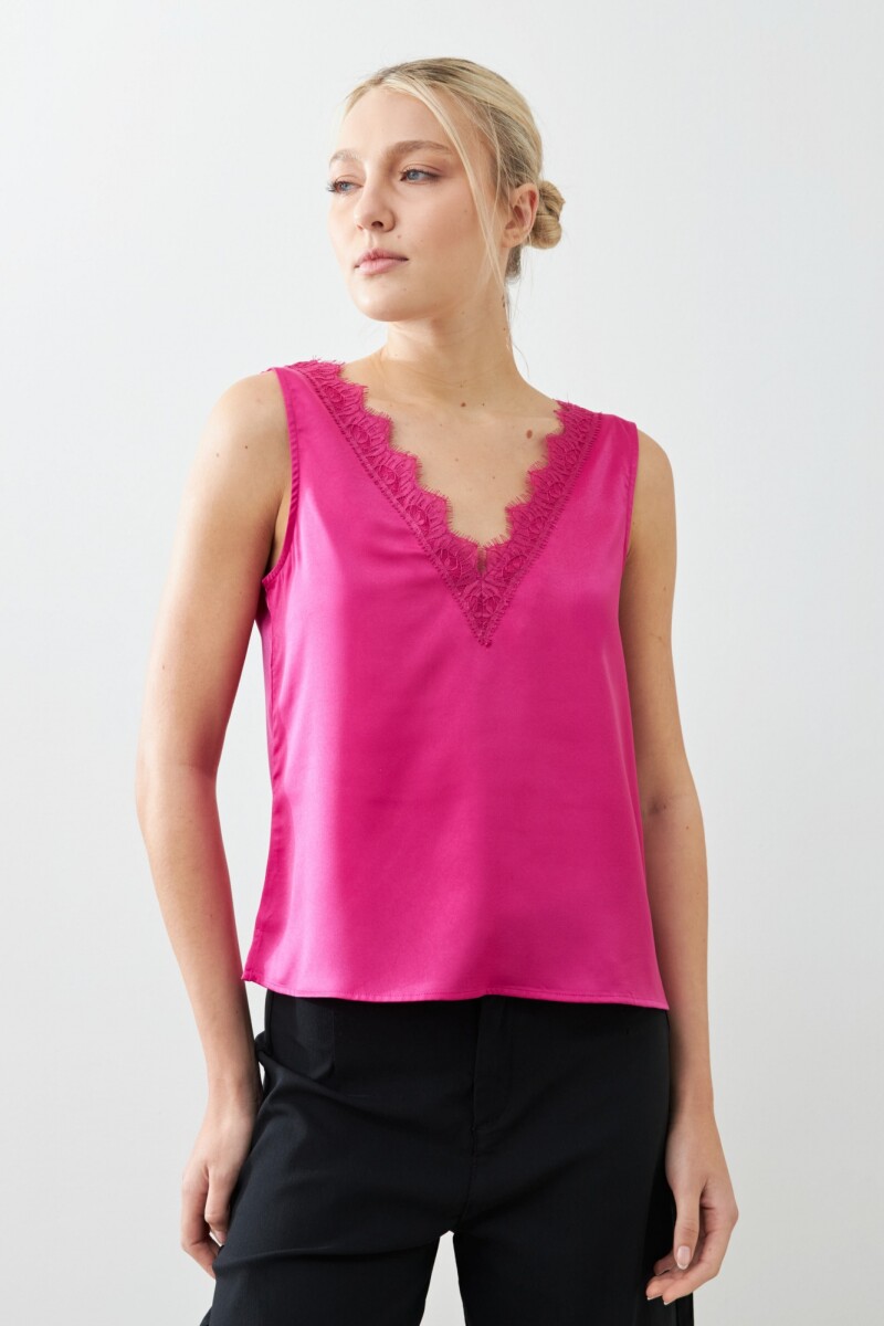 Top satinado escote V con encaje fucsia