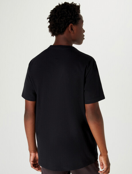 CAMISETA BÁSICA CON BOLSILLO NEGRO