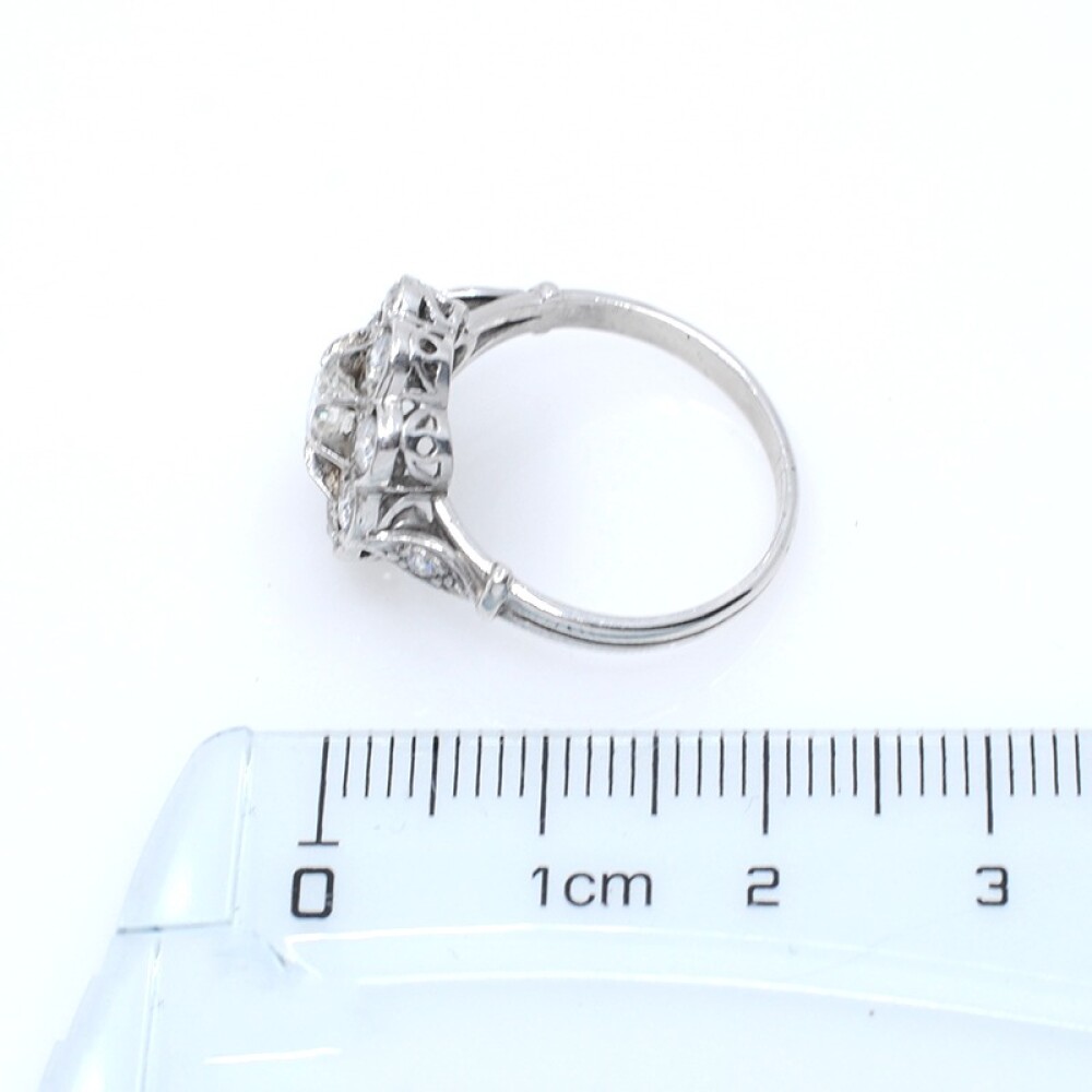 Anillo antiguo en oro 18k blanco y brillantes Anillo antiguo en oro 18k blanco y brillantes