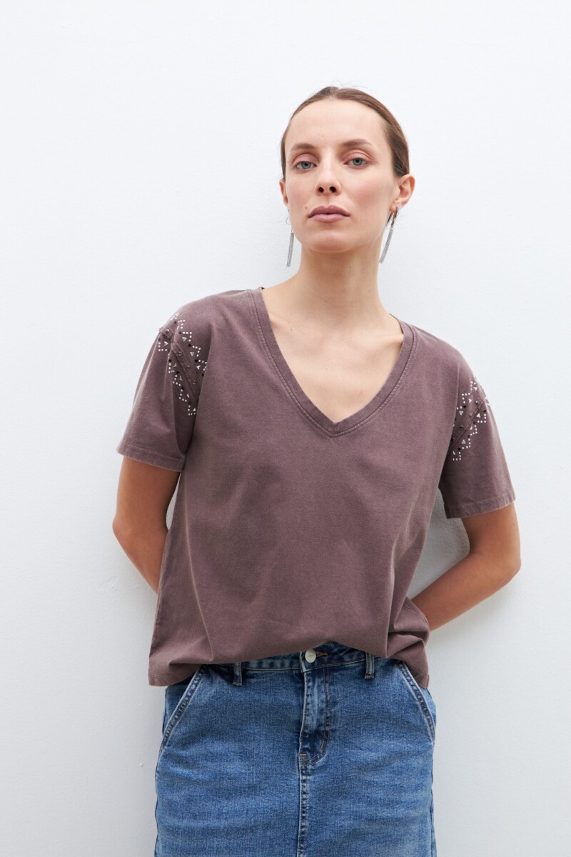 Remera con tachas chocolate