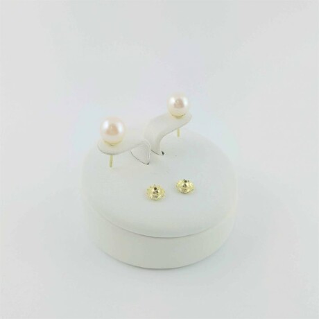 Par de caravanas de oro 18 ktes y perla de cultivo, 7 1/2 mm. Par de caravanas de oro 18 ktes y perla de cultivo, 7 1/2 mm.