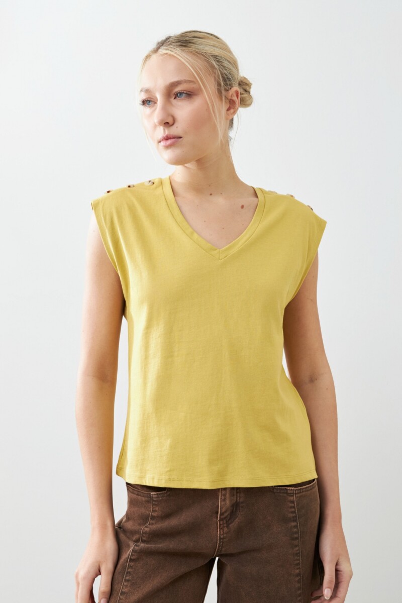 Remera con botones en hombros pistacho