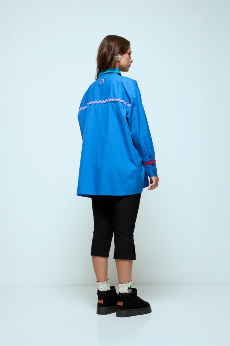 Camisa con tape azul