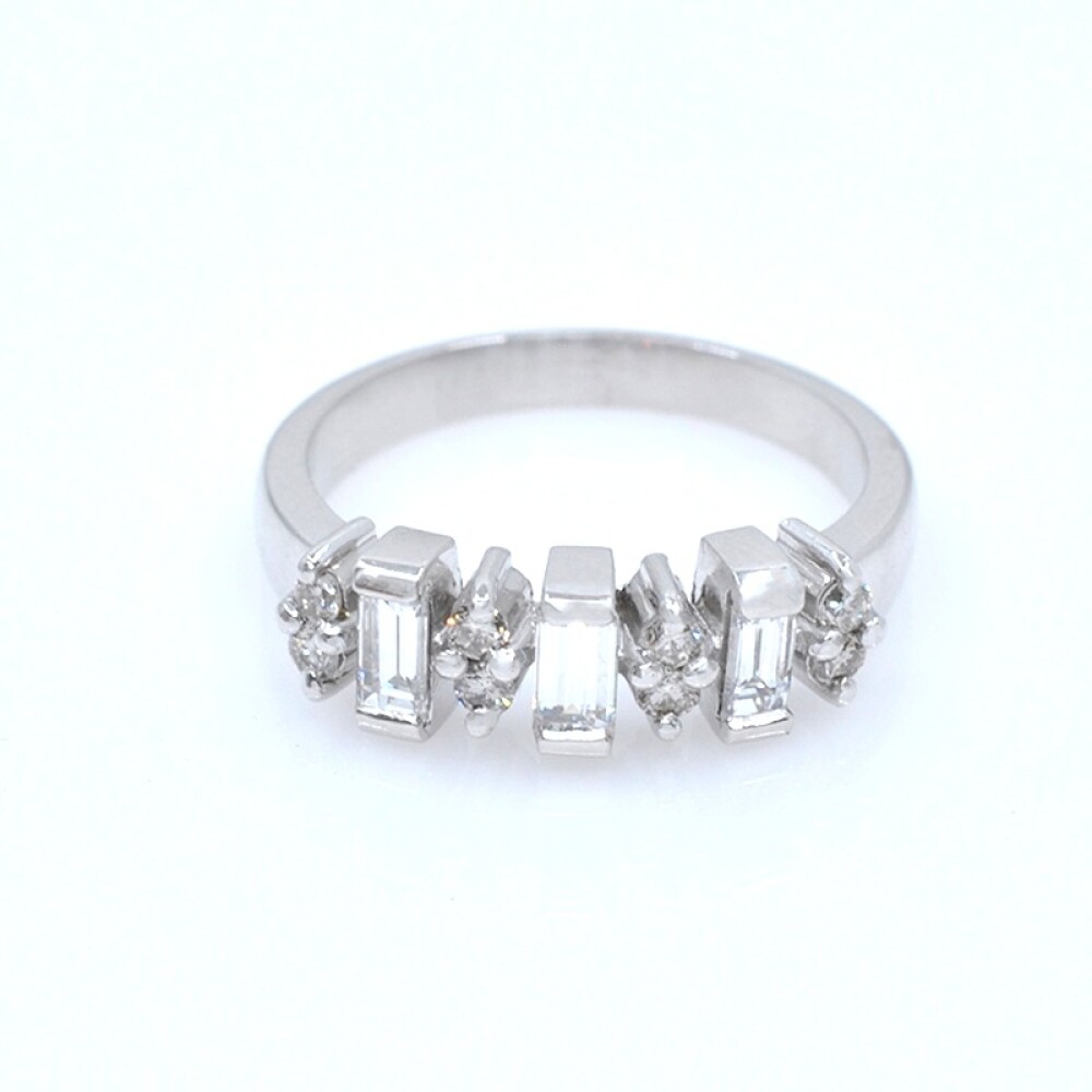 Anillo en platino con brillantes baguette y redondos Anillo en platino con brillantes baguette y redondos