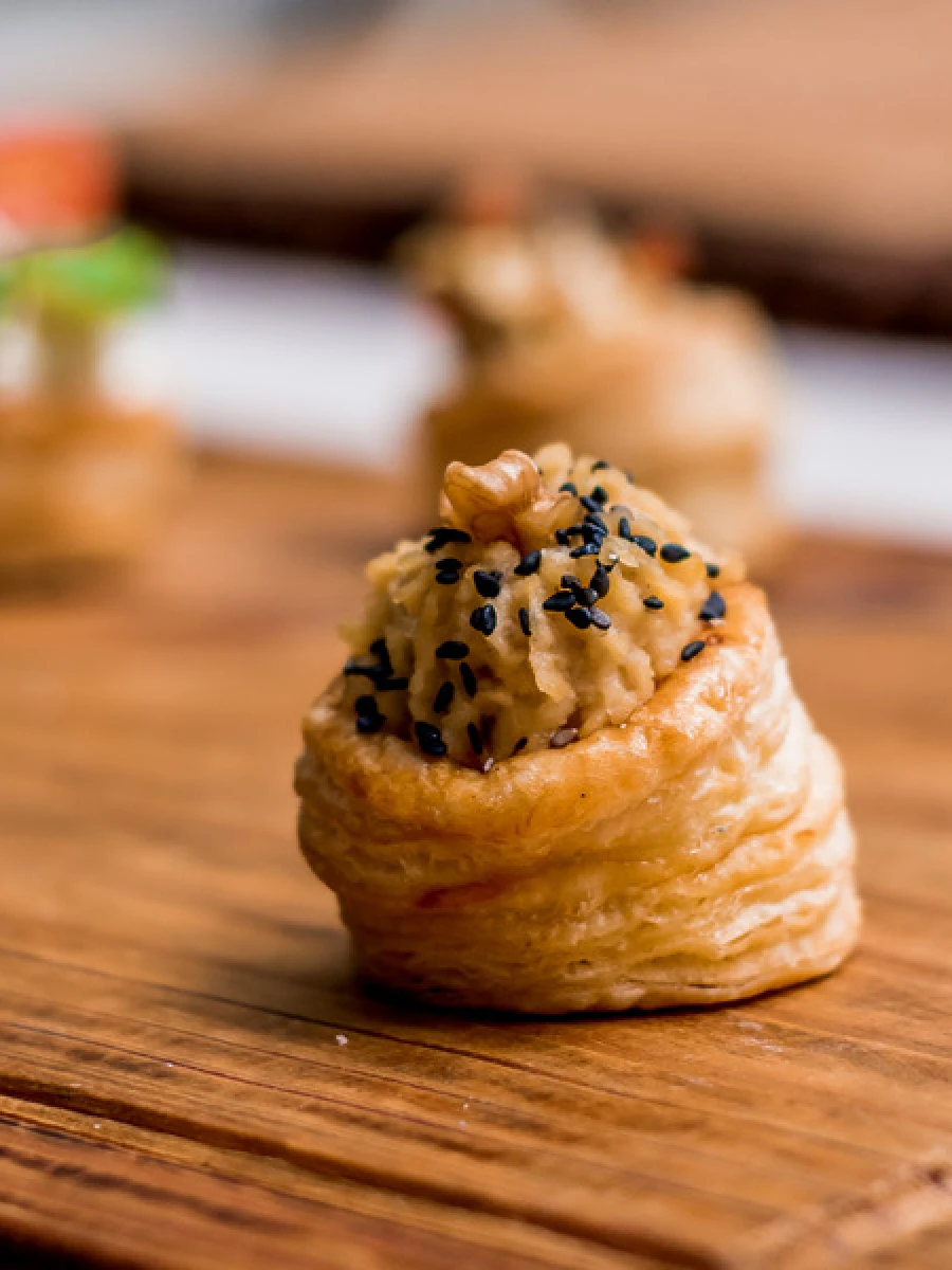 Voulevan de hummus, nuez y sésamo Voulevan de hummus, nuez y sésamo