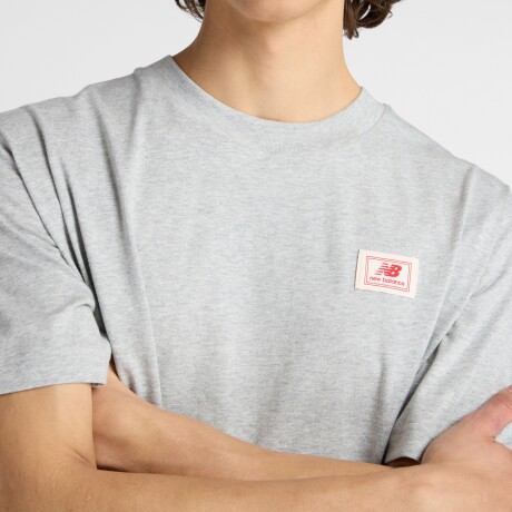 Remera New Balance de Hombre -Woven Label T-Shirt- MT53928AG GREY