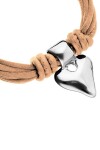 PULSERA MEZCLA DE HILO EFECTO SEDA CON CUERO BEIGE Y DETALLE DE CORAZÓN BAÑADO EN PLATA DE LEY Pulsera