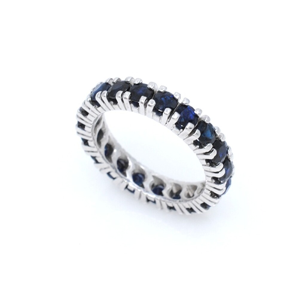 Anillo en oro 18k blanco y zafiros sintéticos Anillo en oro 18k blanco y zafiros sintéticos