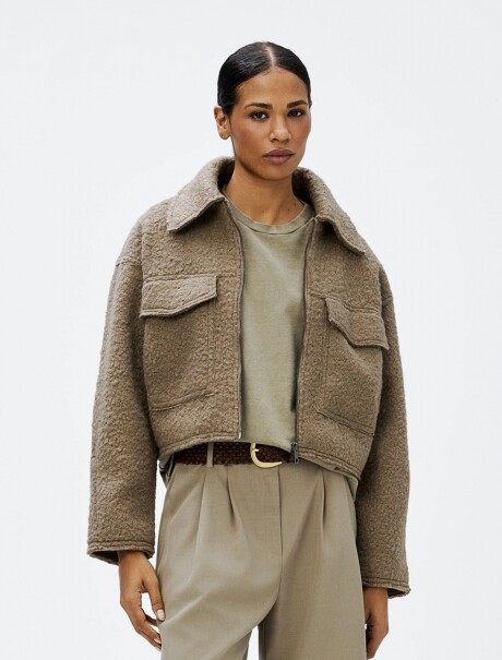 CAMPERA CON BOLSILLOS GRIS