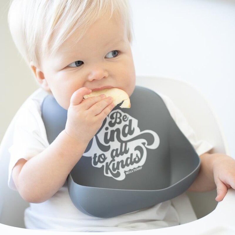 Babero de silicona con bolsillo Be Kind