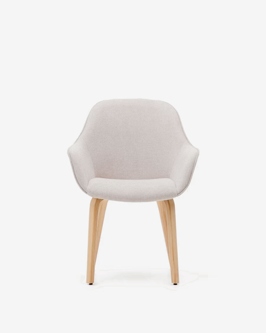 Silla Aleli de chenilla beige y patas de madera maciza de fresno con acabado natural