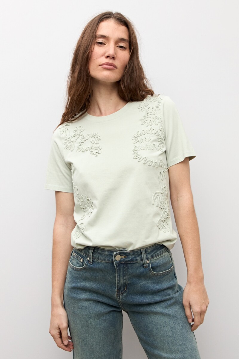 Remera apliques florales verde pastel
