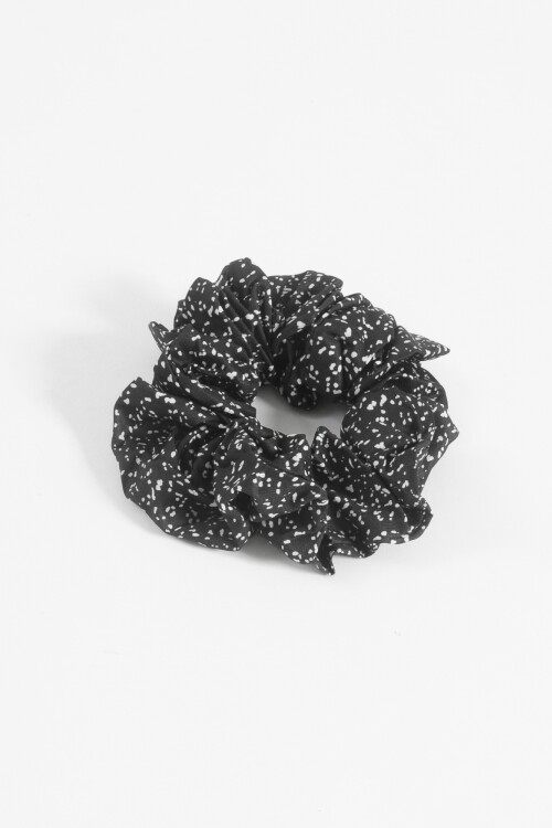 Gomita scrunchie manchas negro