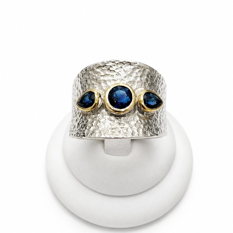 Anillo plata y lamina de oro martillado con zirconias Anillo plata y lamina de oro martillado con zirconias