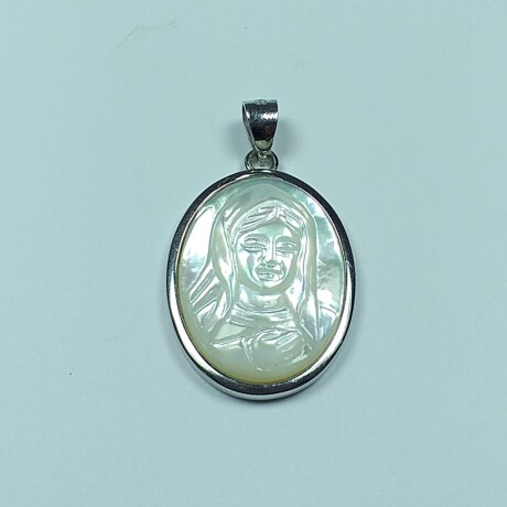Medalla religiosa de nácar y plata, imagen de la Virgen Maria oval. Medalla religiosa de nácar y plata, imagen de la Virgen Maria oval.