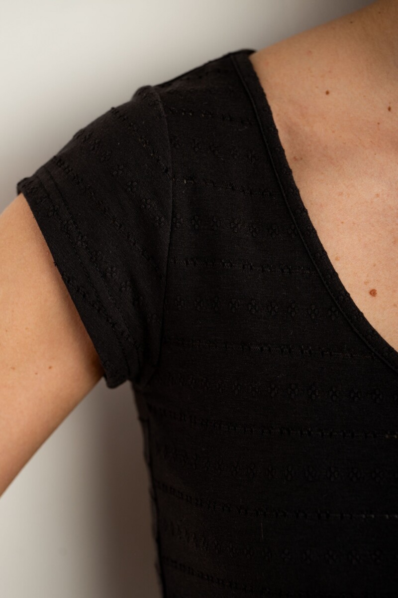 Remera Texturada Escote V Negro