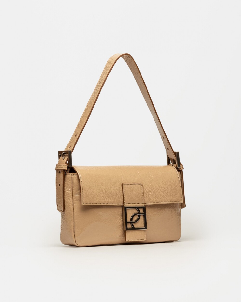 Cartera al hombro Signature en cuero charol Camel