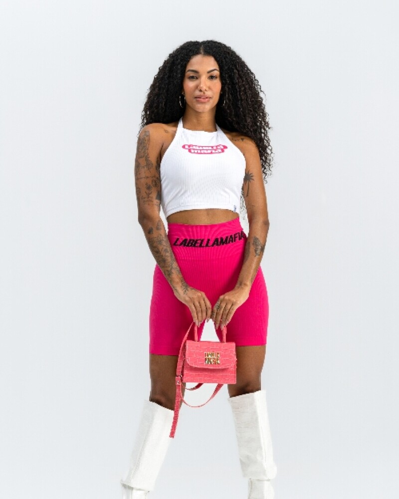 Remera top tipo musculosa blanca con letras rosadas U