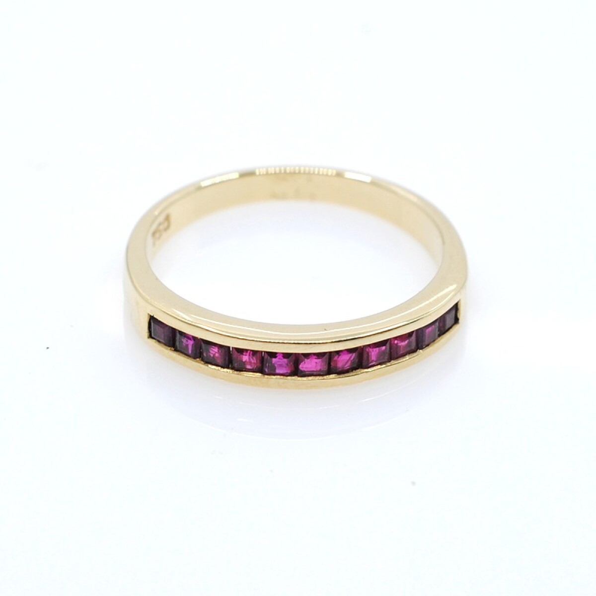 Anillo en oro 18k amarillo y rubies corte carre 