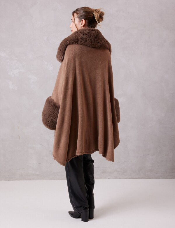 Ruana Aplique Simil Piel TOSTADO