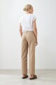 Pantalón recto con pespuntes tostado
