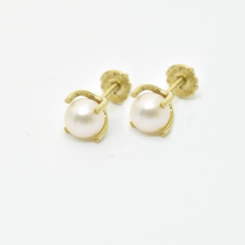 Caravanas en Oro 18 Kilates Con Perla de Cultivo 5 a 5.5 mm Engarce 4 Puntas Caravanas en Oro 18 Kilates Con Perla de Cultivo 5 a 5.5 mm Engarce 4 Puntas