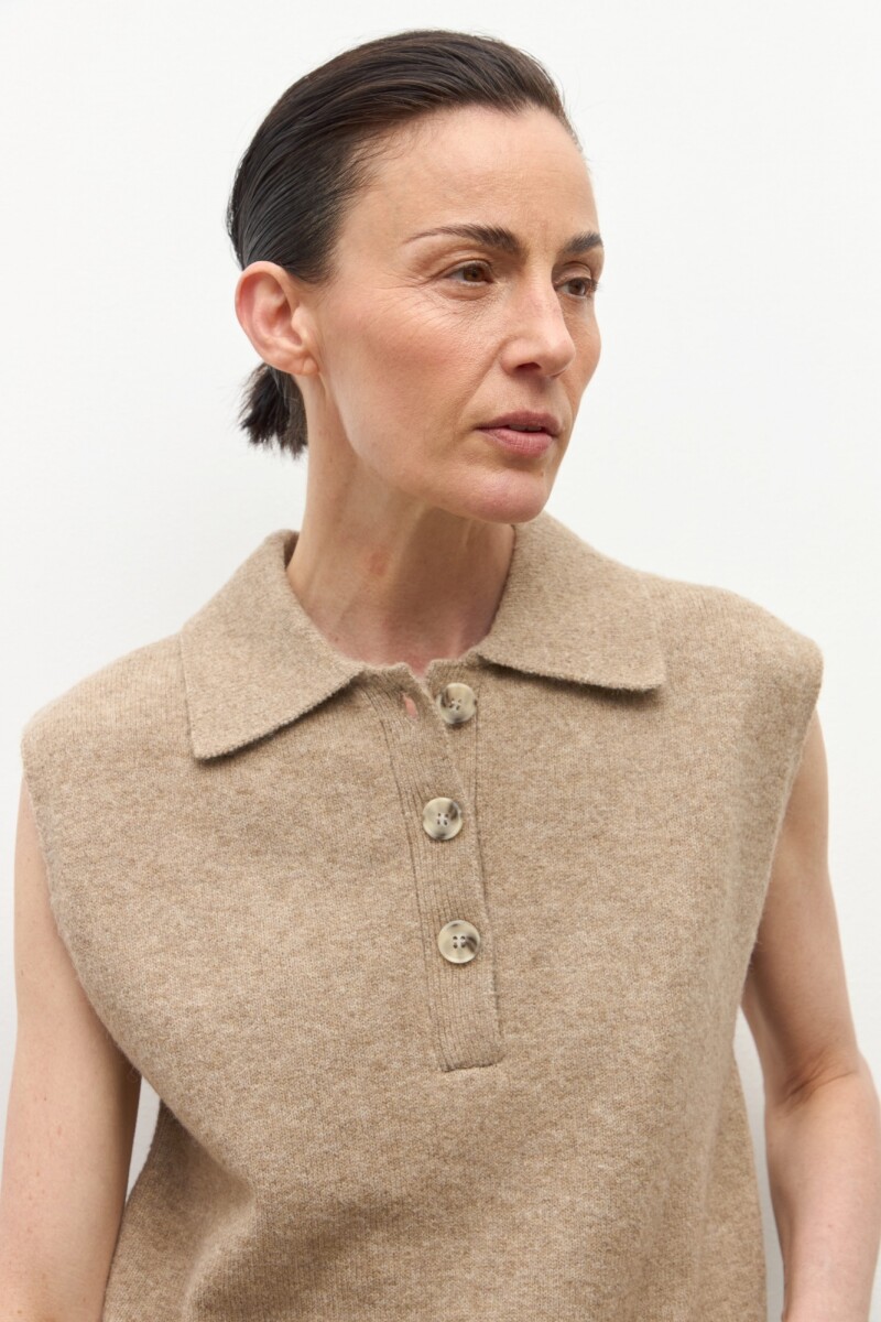 Chaleco tejido cuello polo tostado melange