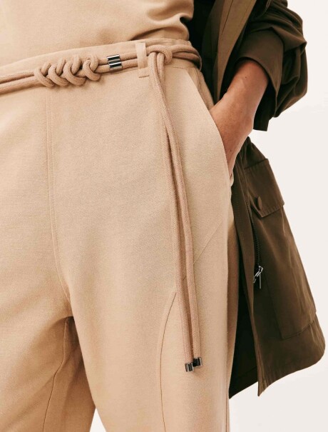 PANTALONES RECTOS CON CINTURÓN BEIGE