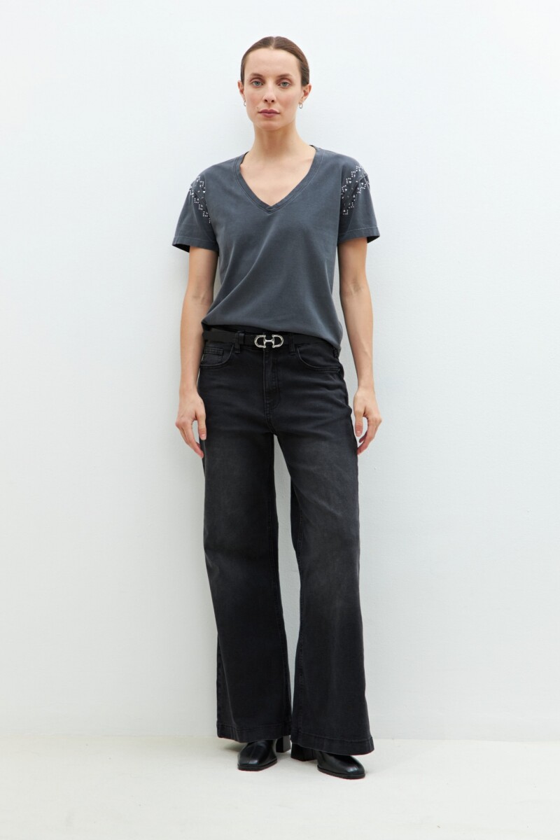 Remera con tachas gris oscuro