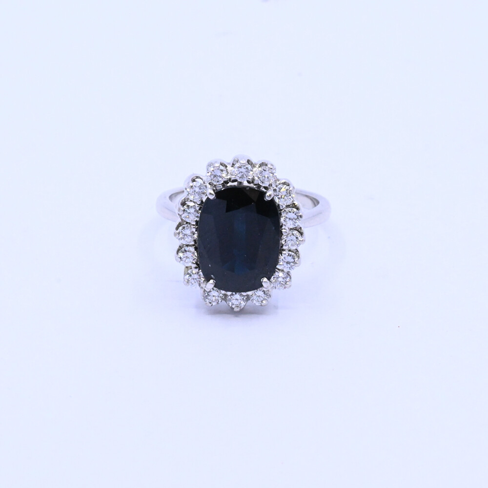 Anillo oro 18k blanco con zafiro azul oval y brillantes. Anillo oro 18k blanco con zafiro azul oval y brillantes.