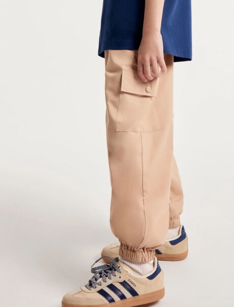 PANTALÓN TIPO CARGO INFANTIL BEIGE